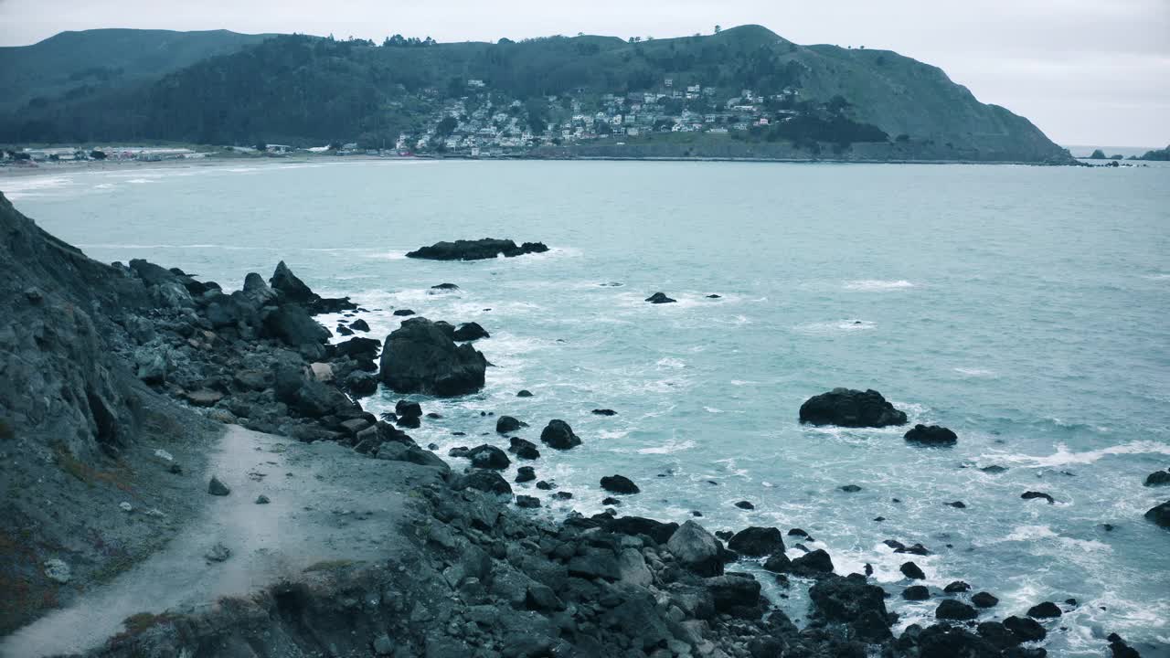 太平洋海岸悬崖的鸟瞰图视频素材