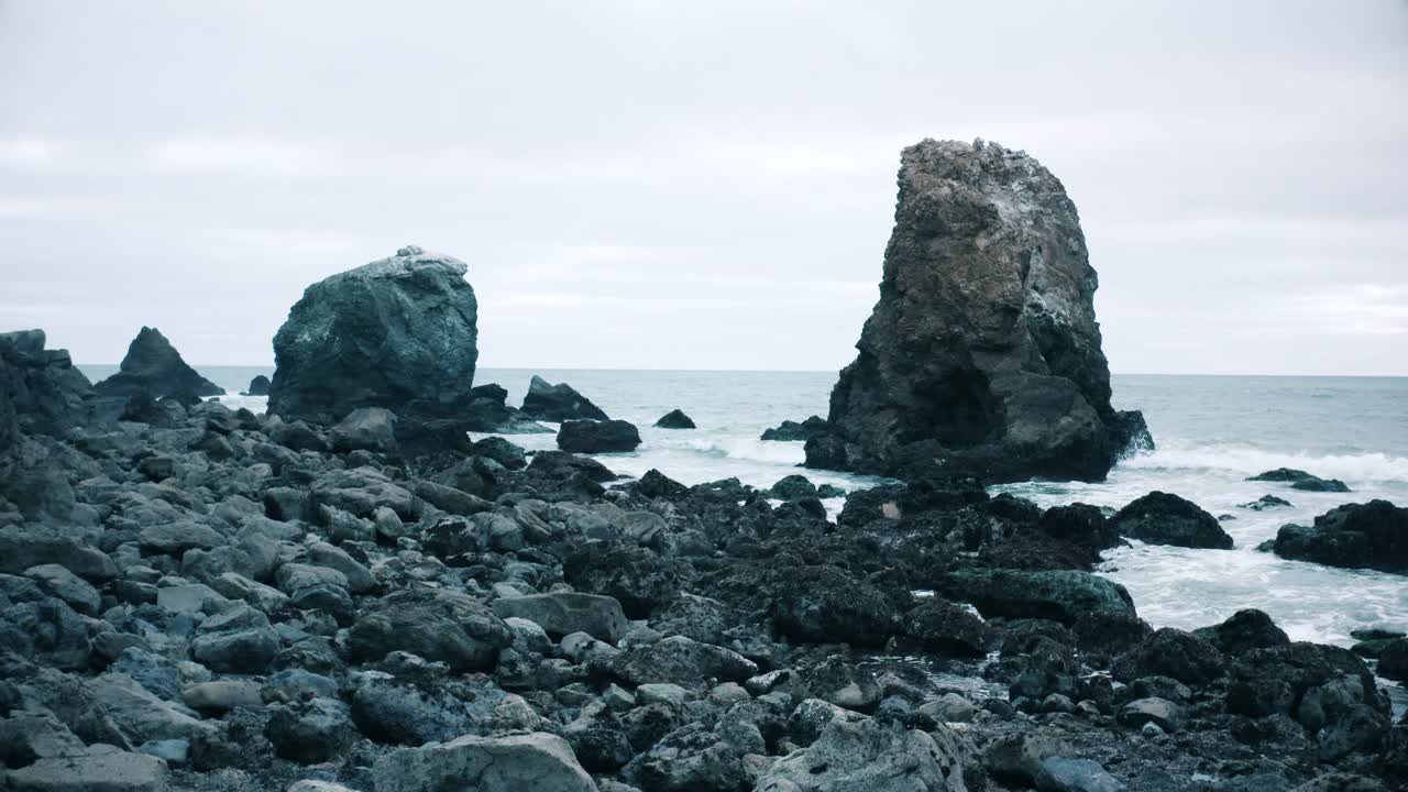 太平洋海岸悬崖的鸟瞰图视频素材