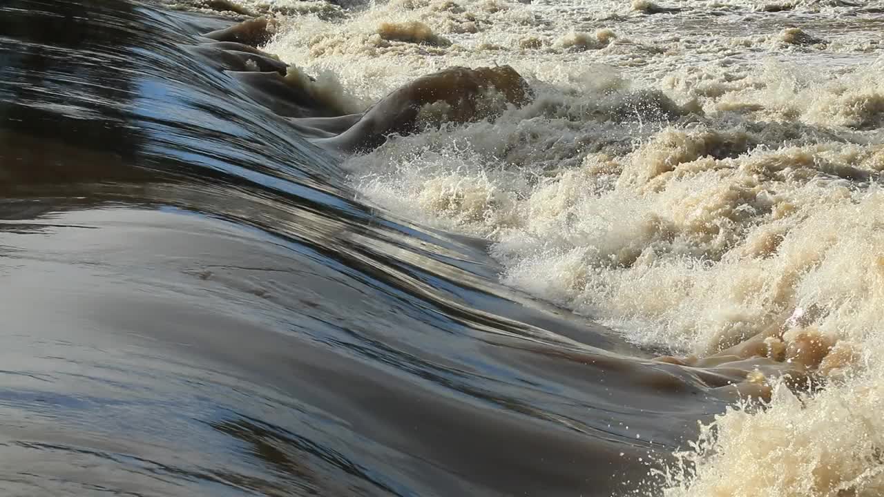 近距离拍摄4k湍急的浑水视频，澳大利亚黄金海岸视频下载