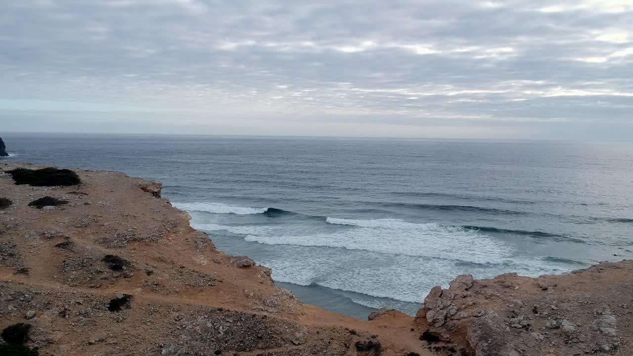 葡萄牙海岸的冲浪者。空中的观点视频素材