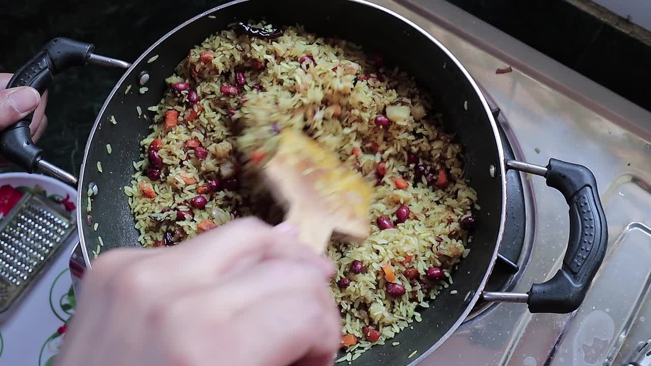 以米饭为基础的亚洲美食，在不粘锅中炒制视频下载