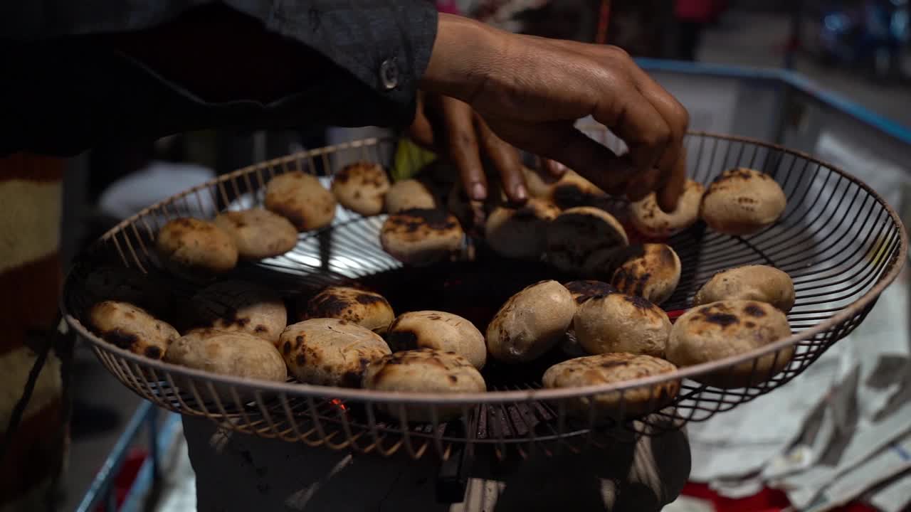 慢动作剪辑的手翻转热利提，一种街头食品的印度比哈尔邦的高清视频下载