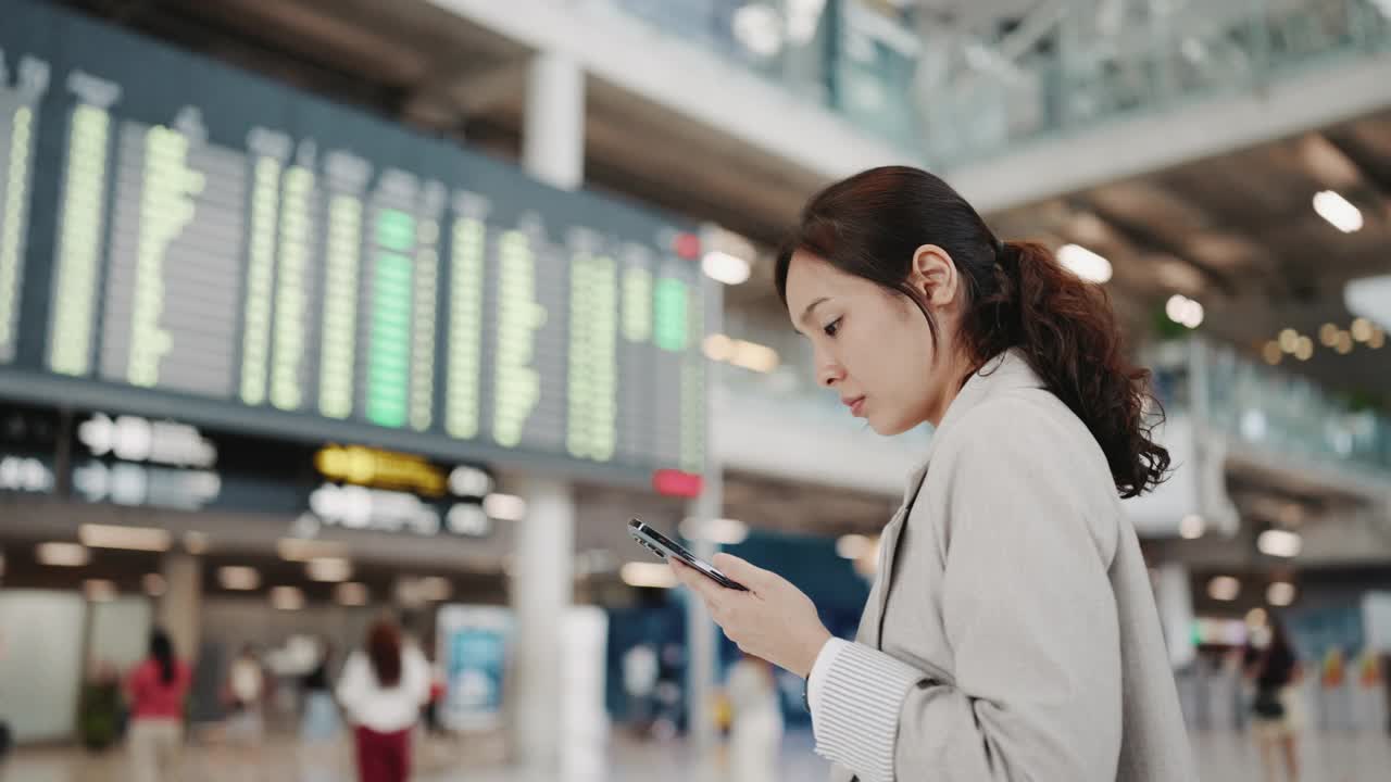 一位女士正在看机场登机牌视频素材