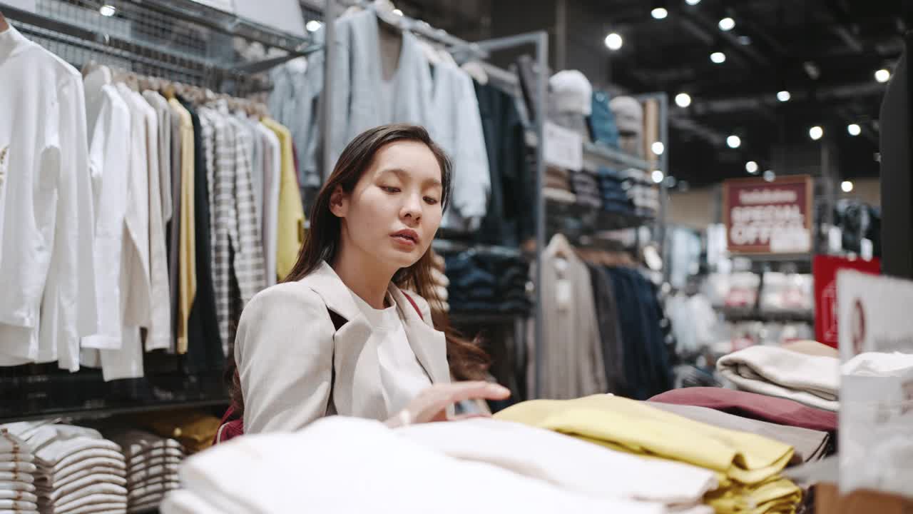 亚洲女人在商店里买了一件t恤视频素材