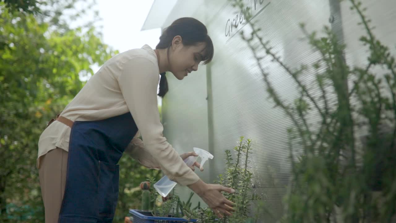 年轻的农民正在照料她的花园。她有了新事业，而且乐在其中。视频素材