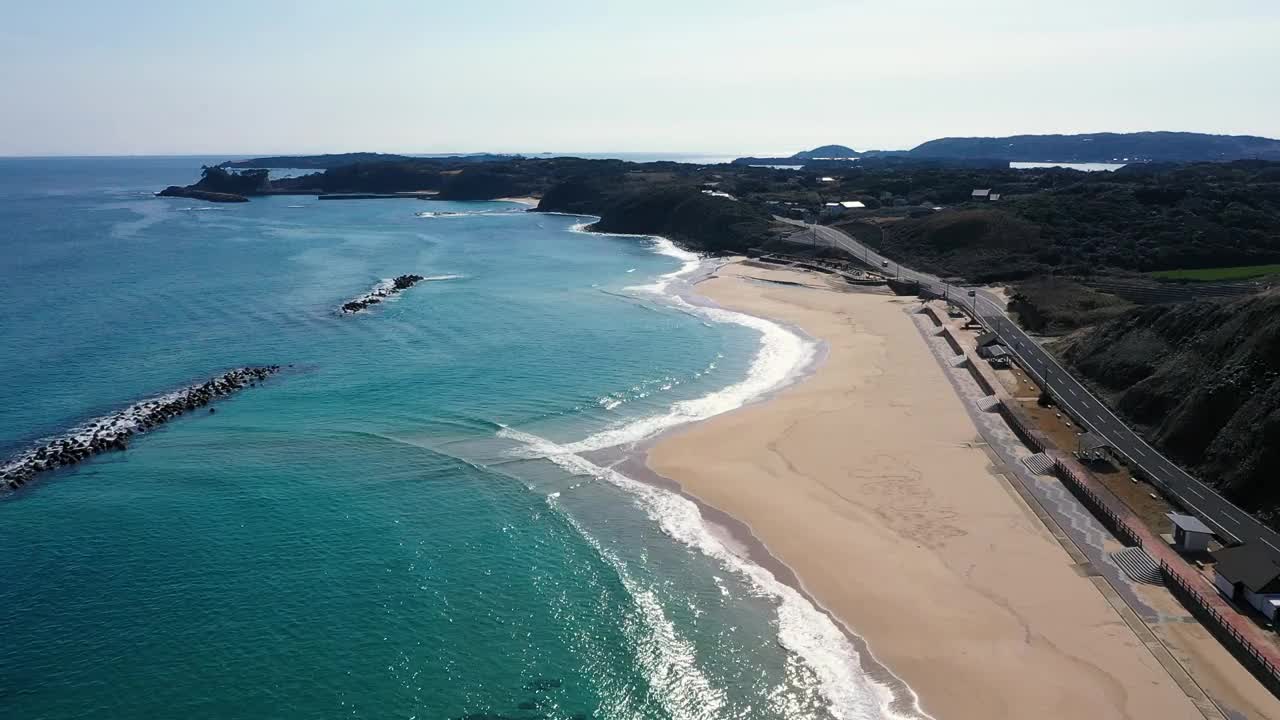 海浪拍打着长崎县Iki市的Seishihama海滩视频下载