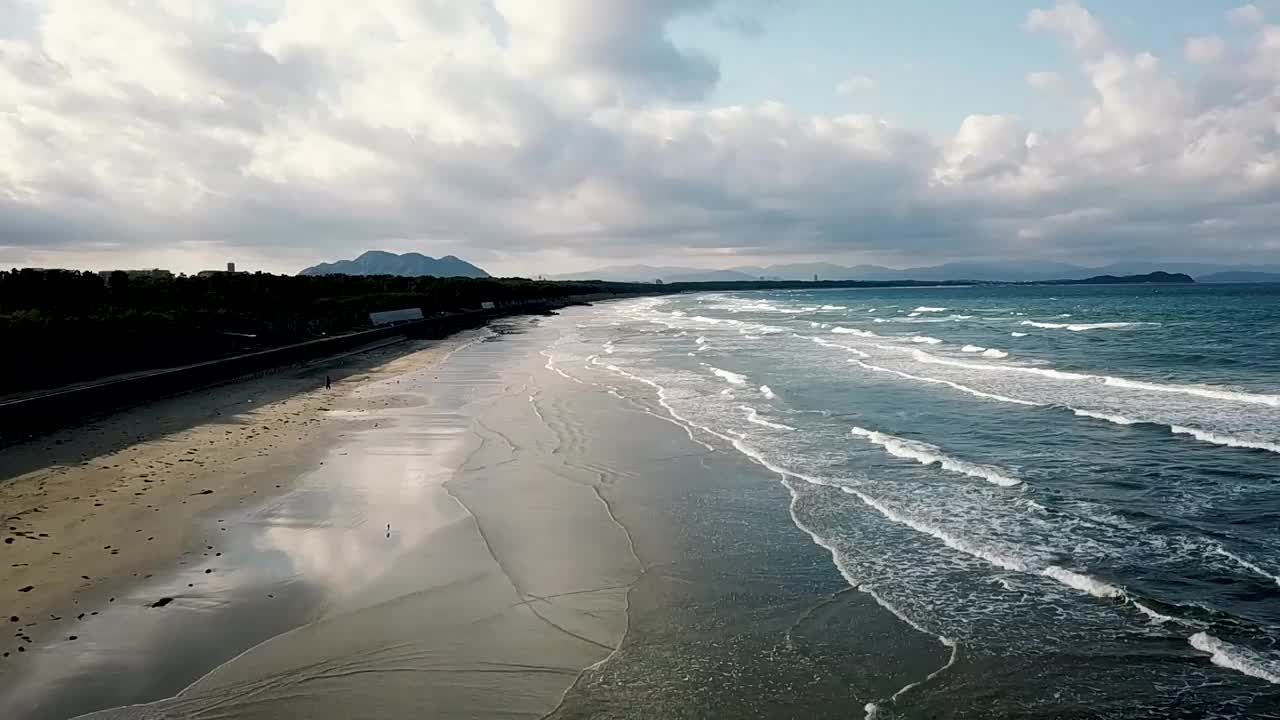 福冈县古贺市花见海滩，海浪拍打着视频素材