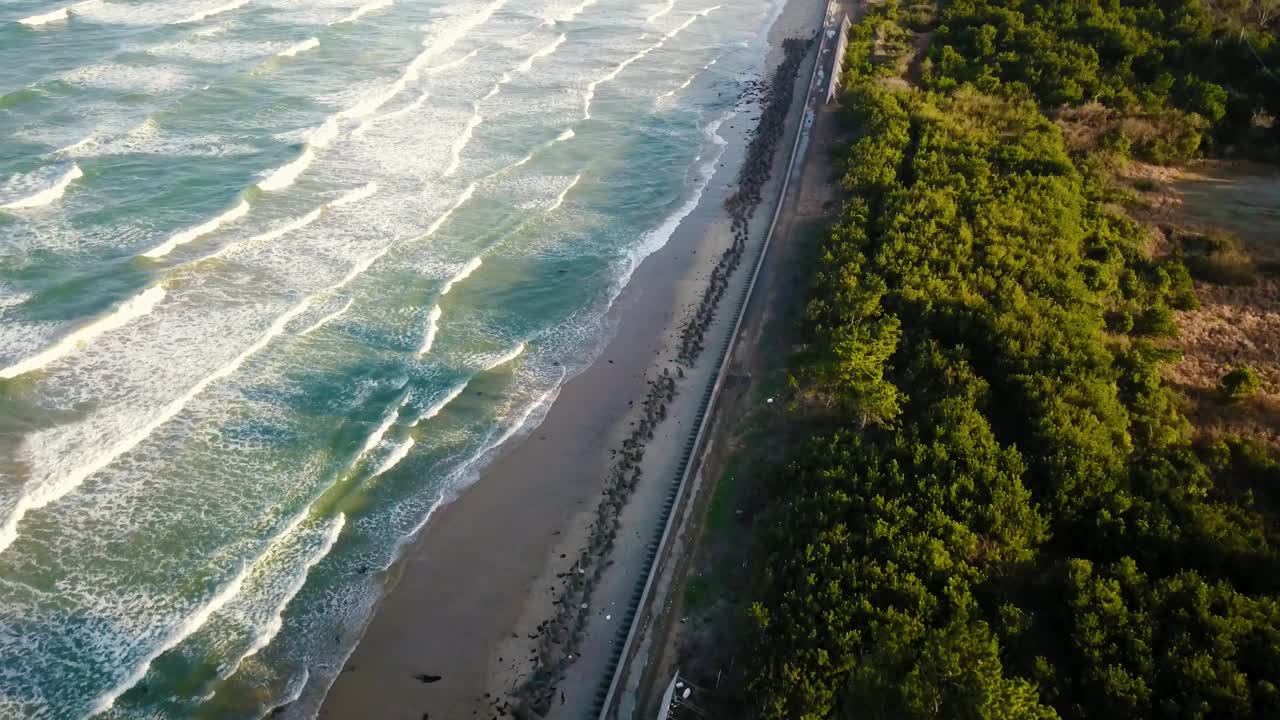 福冈县古贺市花见海滩，海浪拍打着视频下载