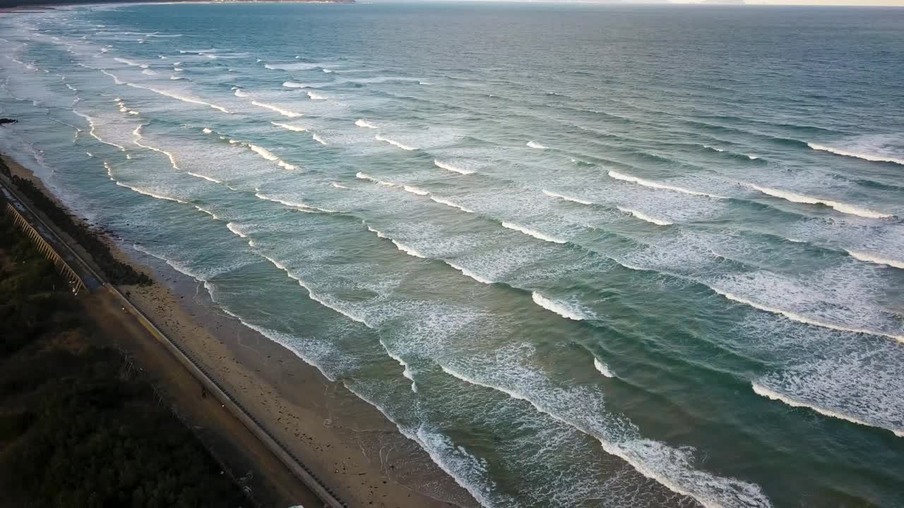 福冈县古贺市花见海滩，海浪拍打着视频素材