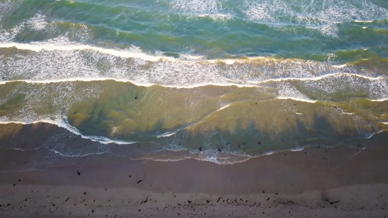 福冈县古贺市花见海滩，海浪拍打着视频下载