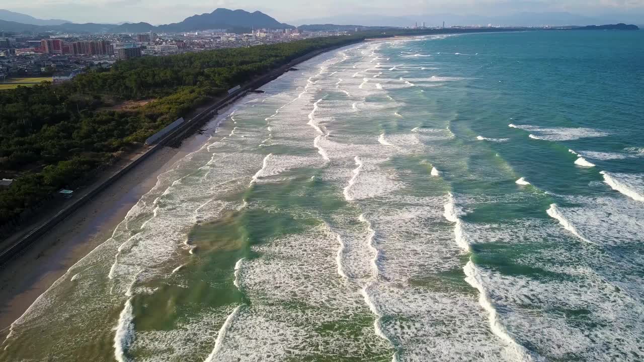 福冈县古贺市花见海滩，海浪拍打着视频素材