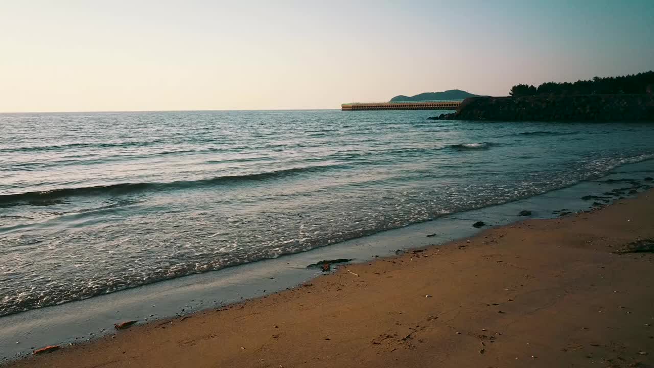 阳光反射在花见海滩，古贺市，福冈县。视频下载