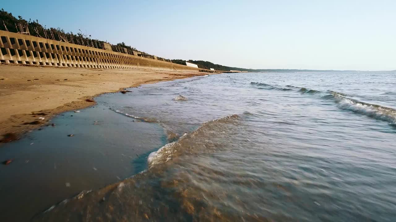 福冈县古贺市花见海滩，海浪拍打着视频素材