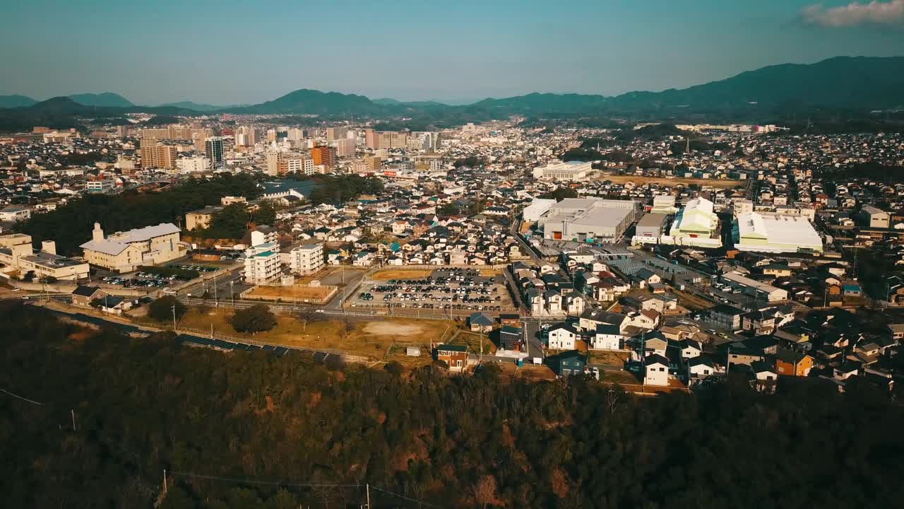 从福冈县古贺市花见滩看古贺市市中心视频下载