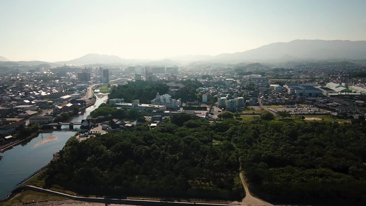 从福冈县古贺市花见滩看古贺市市中心视频下载