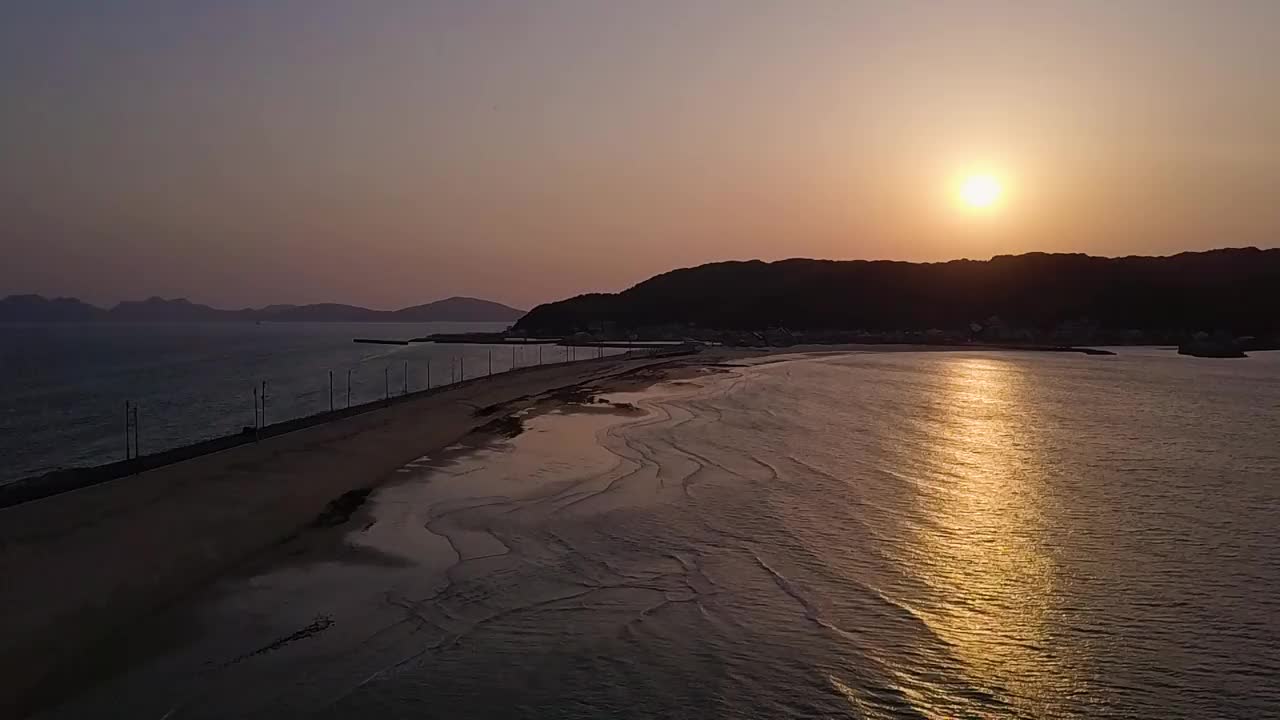 福冈市志贺岛和中道Umi no Nakamichi的夕阳。视频下载