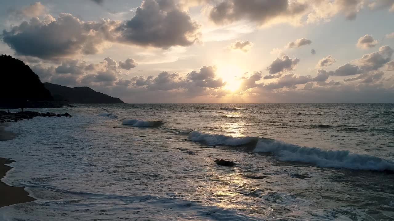 从福冈县伊士岛市樱井二宫看到的夕阳。视频下载