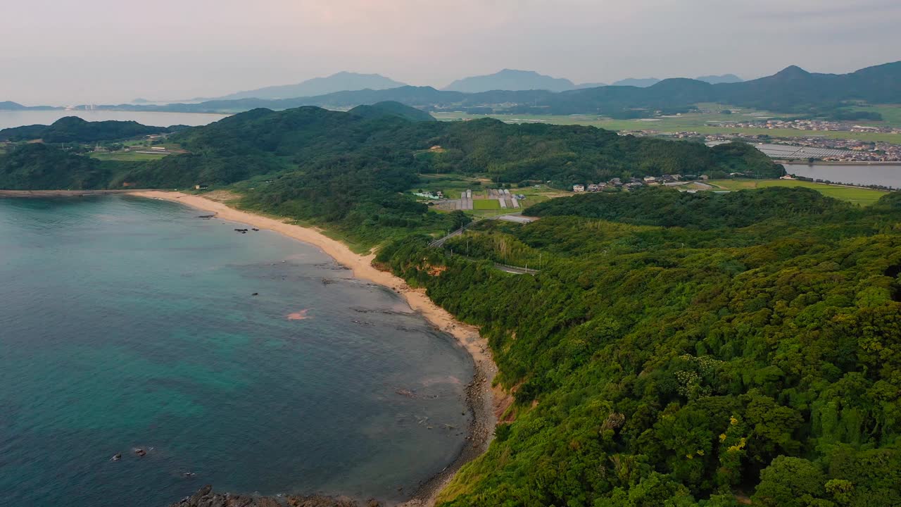 福冈县福津市Koi no Ura海滩和福津山视频素材