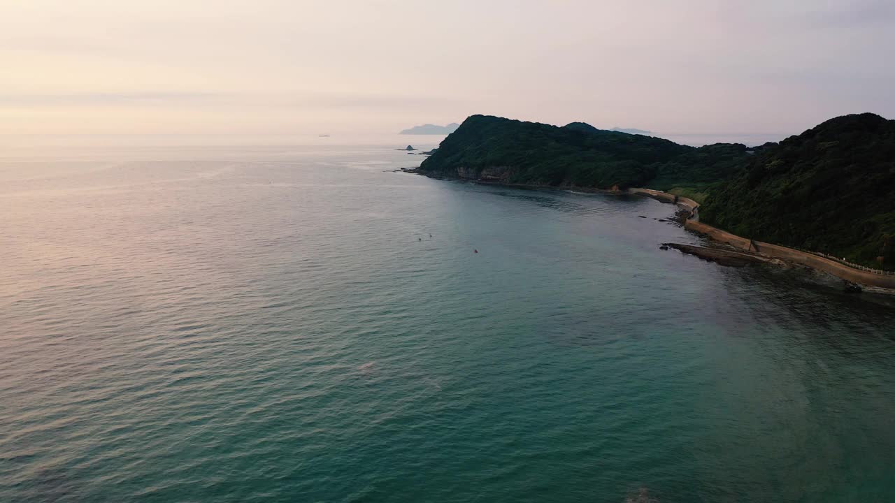 人们在福冈福津市的锦鲤浦海滩上享受划艇的乐趣。视频下载