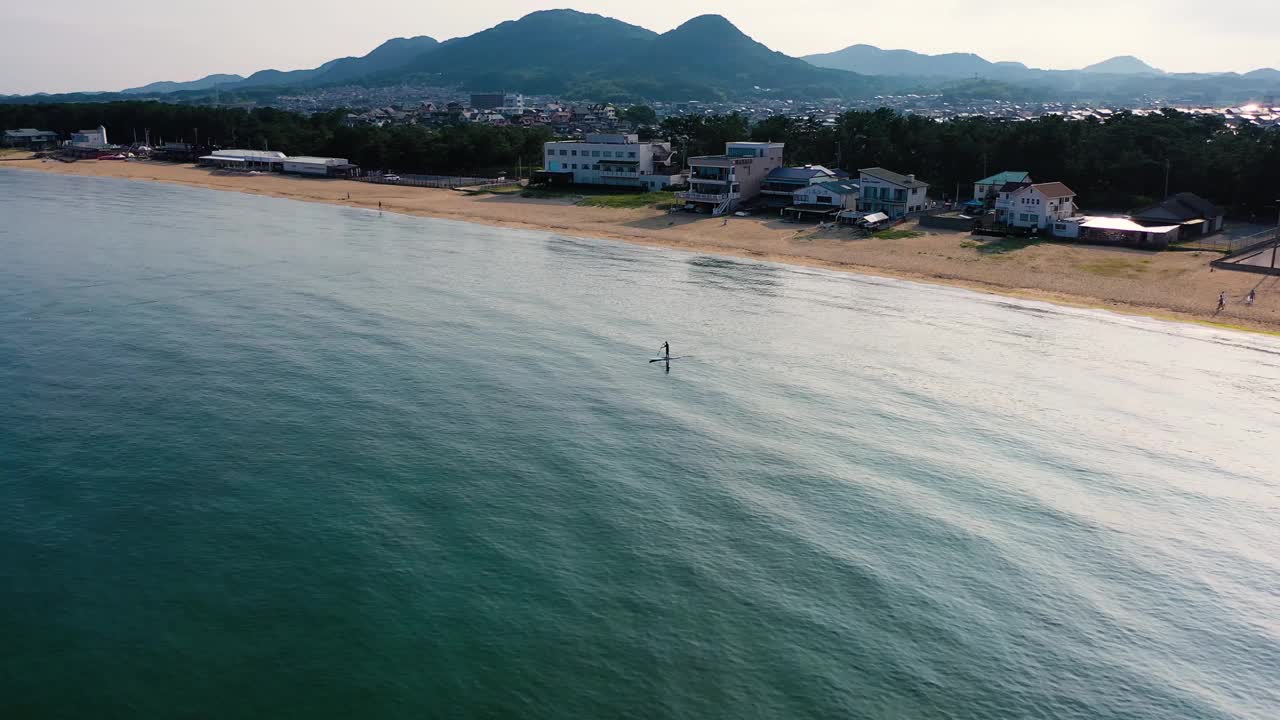 福冈县福津市，一名男子在福冈海滩享受日光浴。视频素材