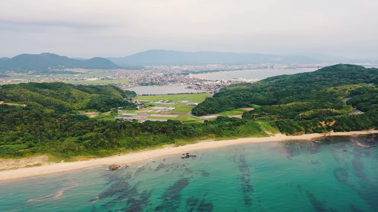 从福冈县福州市Koi no Ura海岸俯瞰福冈镇。视频素材