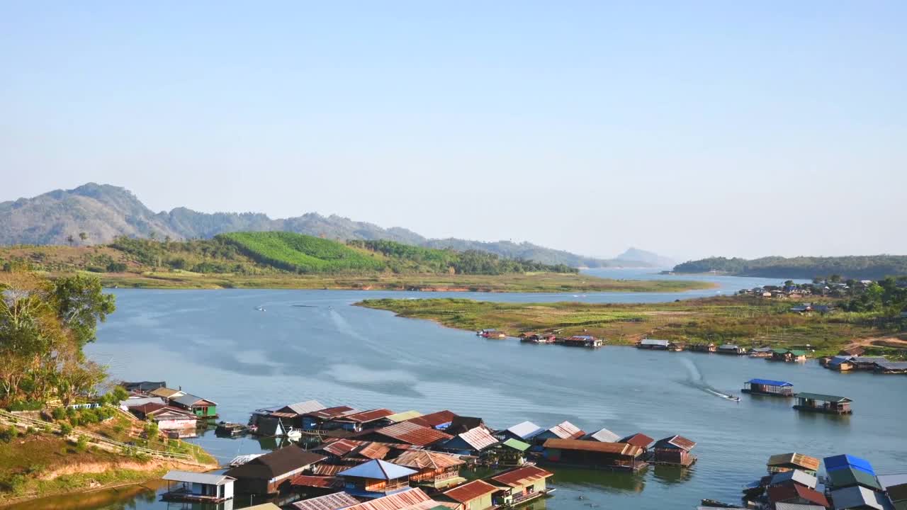 泰国北碧府Sangkhlaburi区漂浮的房屋和河流的时光流逝的风景视频下载