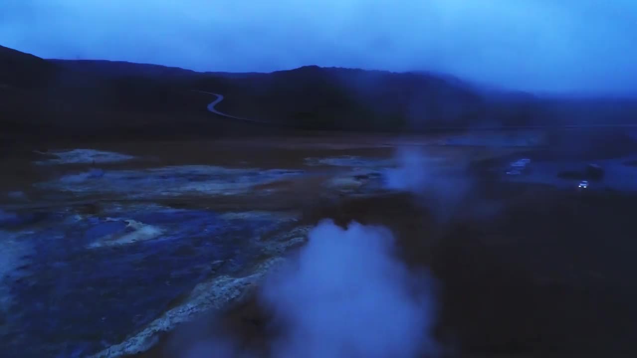 由无人机拍摄的冰岛航拍视频。美丽的风景在Hveraronf，在一个活跃的火山活动地区视频素材