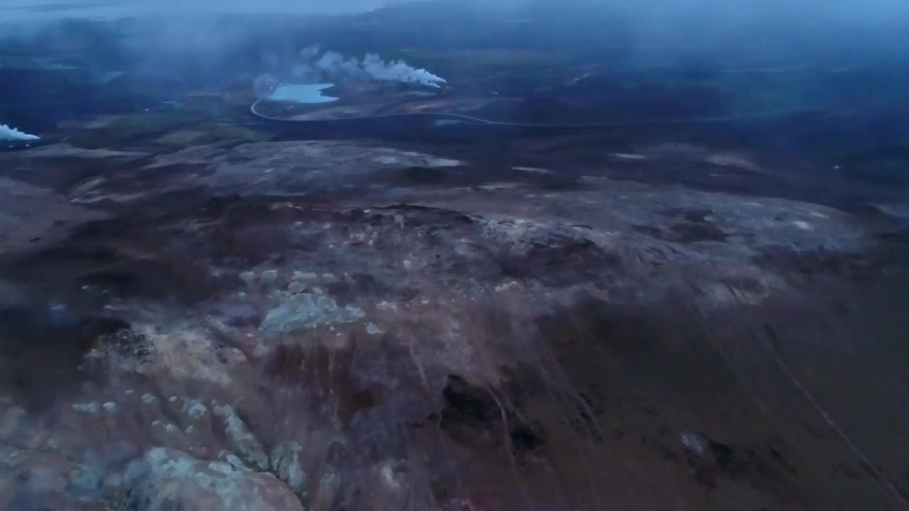 由无人机拍摄的冰岛航拍视频。美丽的风景在Hveraronf，在一个活跃的火山活动地区视频素材