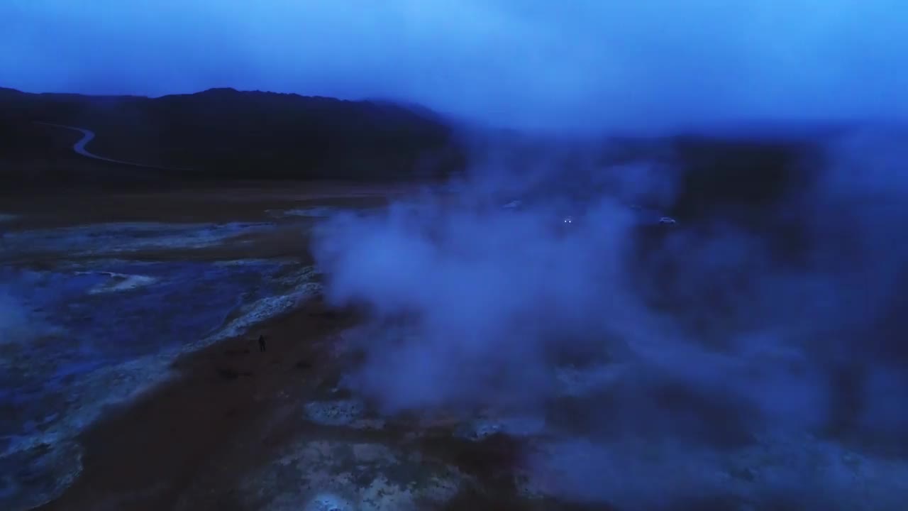 由无人机拍摄的冰岛航拍视频。美丽的风景在Hveraronf，在一个活跃的火山活动地区视频素材