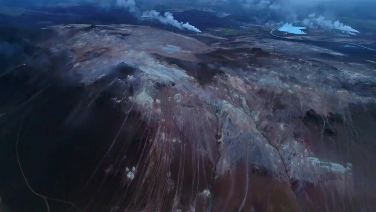 由无人机拍摄的冰岛航拍视频。美丽的风景在Hveraronf，在一个活跃的火山活动地区视频素材