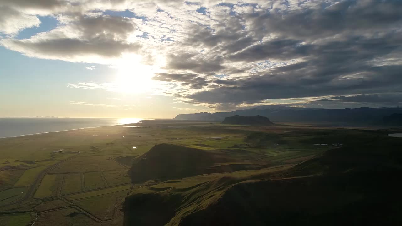 从空中/无人机拍摄的冰岛风景。视频素材