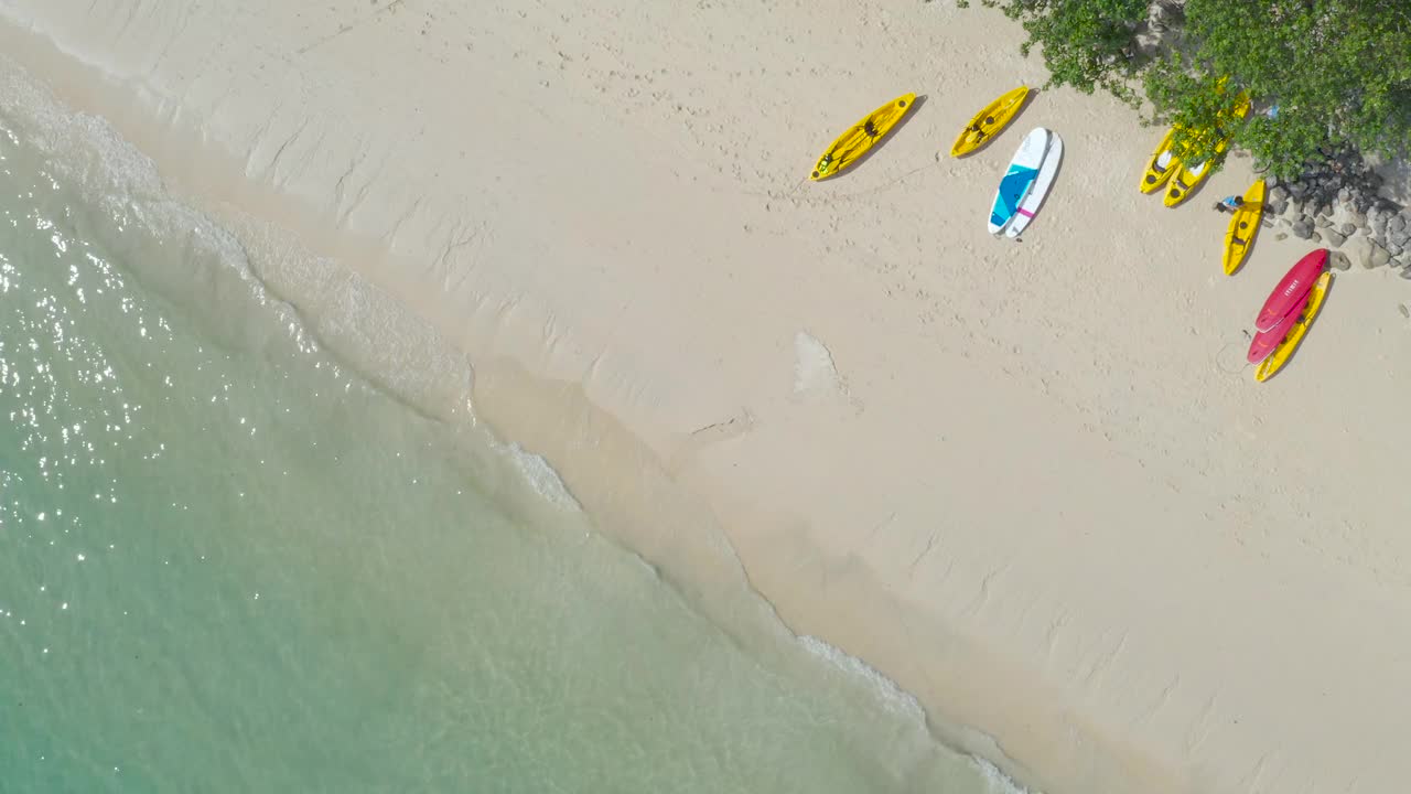 Railay海滩鸟瞰图是安达曼海的一个岛屿，有着美丽的海景和海滩景色，还有泰国甲米的夏日晴空。视频素材