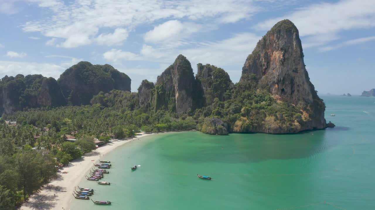 Railay海滩鸟瞰图是安达曼海的一个岛屿，有着美丽的海景和海滩景色，还有泰国甲米的夏日晴空。视频素材