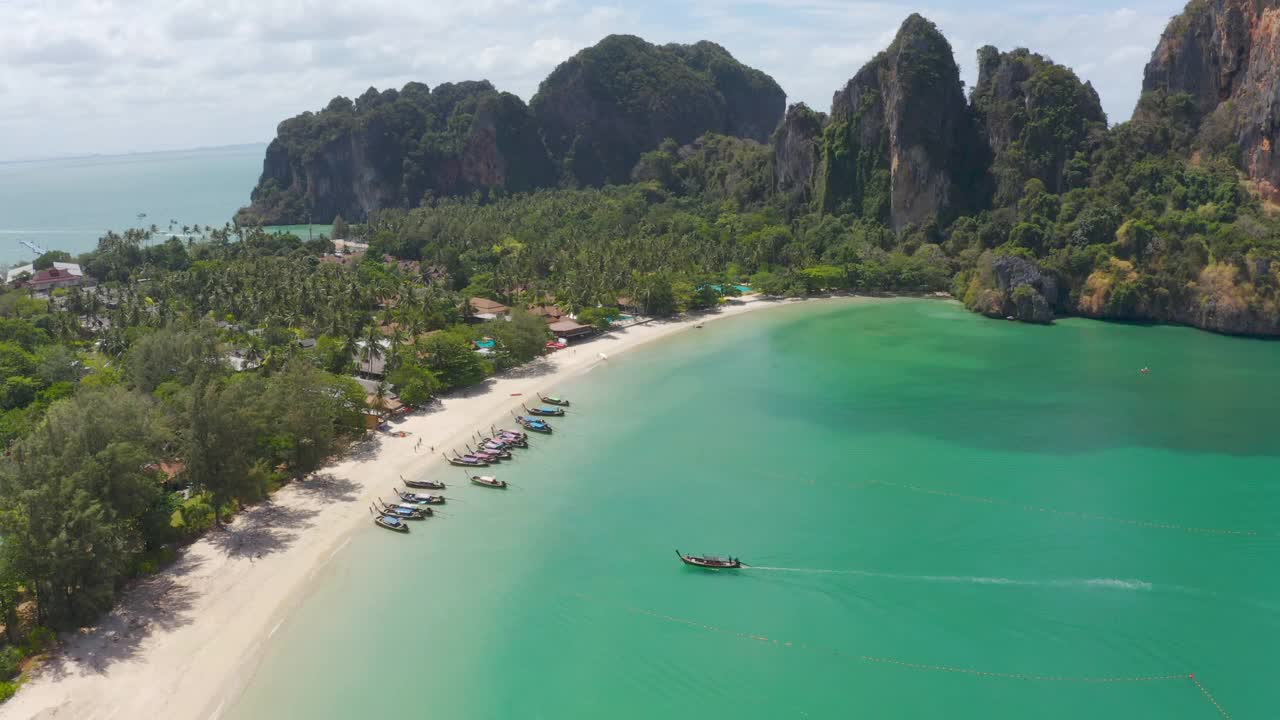 Railay海滩鸟瞰图是安达曼海的一个岛屿，有着美丽的海景和海滩景色，还有泰国甲米的夏日晴空。视频素材