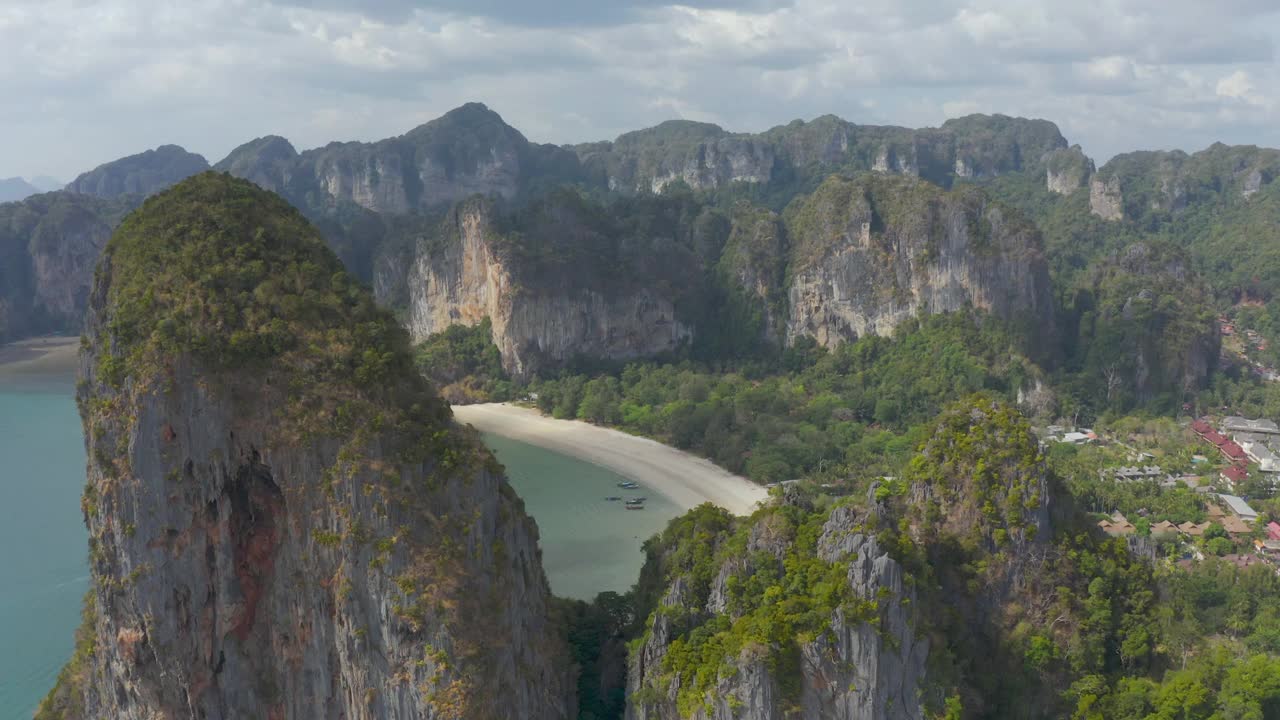 Railay海滩鸟瞰图是安达曼海的一个岛屿，有着美丽的海景和海滩景色，还有泰国甲米的夏日晴空。视频素材