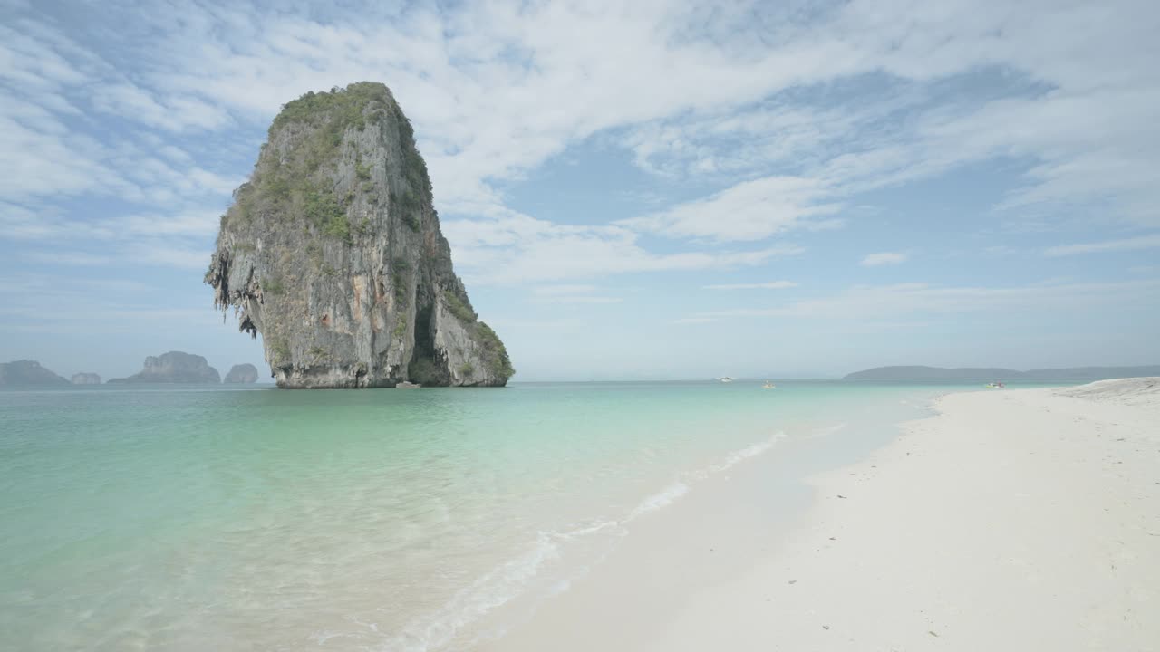 雷莱海滩是位于泰国甲米的安达曼海的一个岛屿，有着美丽的海景和沙滩景色，夏日的天空也很好。视频素材