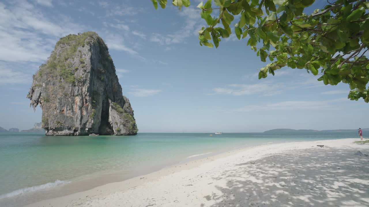 雷莱海滩是位于泰国甲米的安达曼海的一个岛屿，有着美丽的海景和沙滩景色，夏日的天空也很好。视频素材