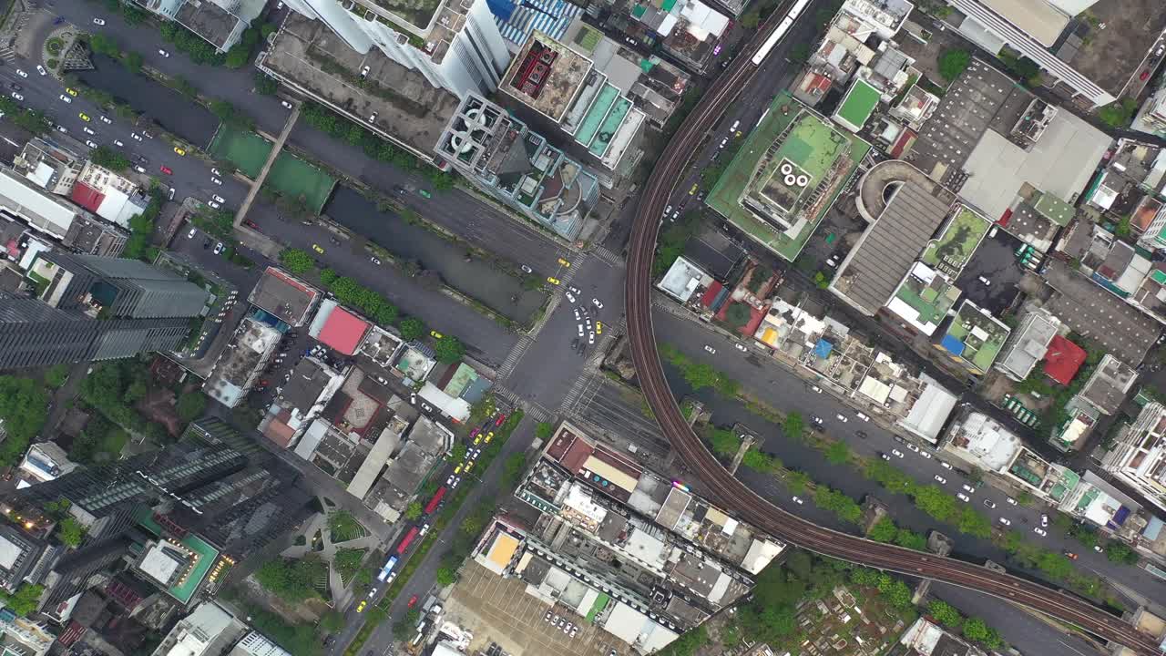 曼谷市中心的公共交通和道路鸟瞰图视频素材