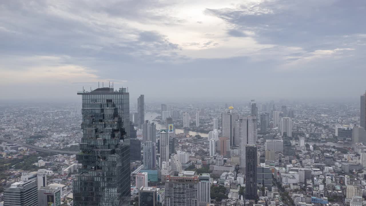 鸟瞰图从曼谷市与MAHANAKORN塔视频素材