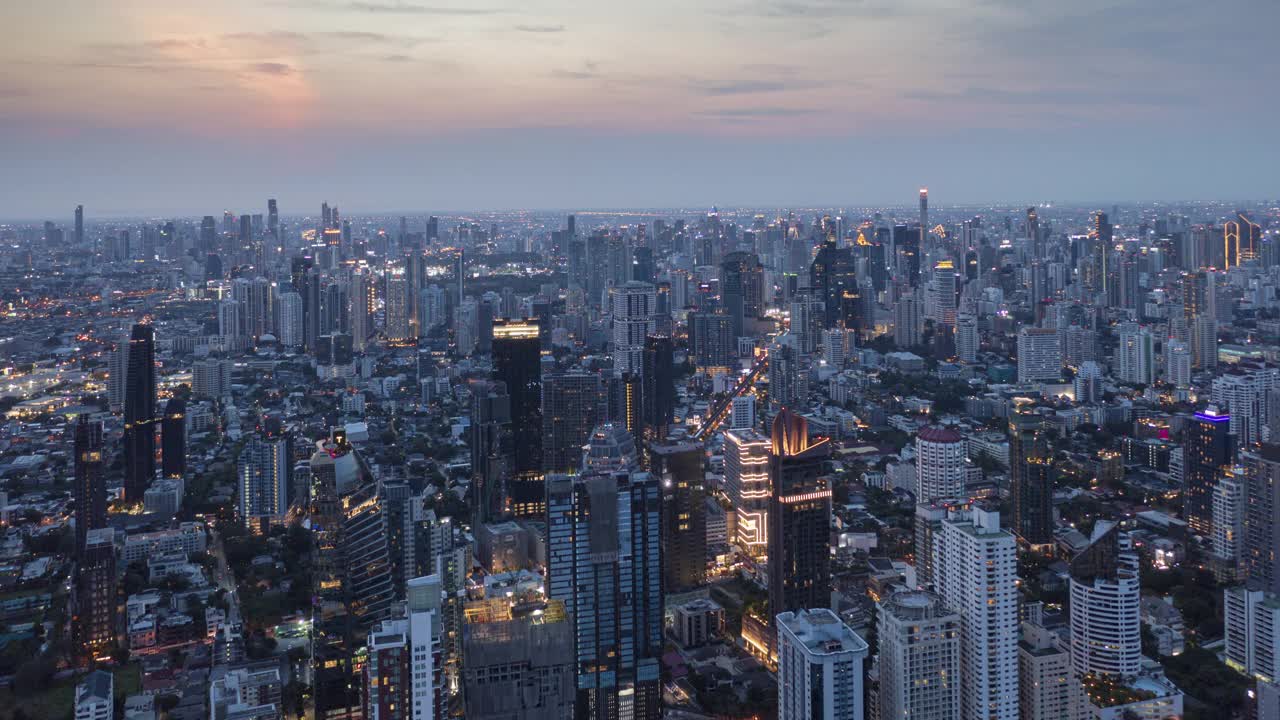 鸟瞰图时间从白天到夜晚的曼谷市视频素材