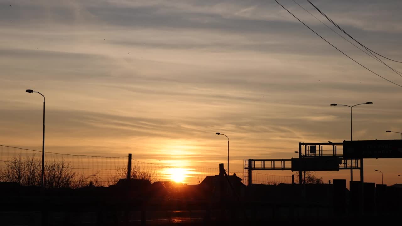 在高速公路旁的夕阳下驾驶汽车视频素材