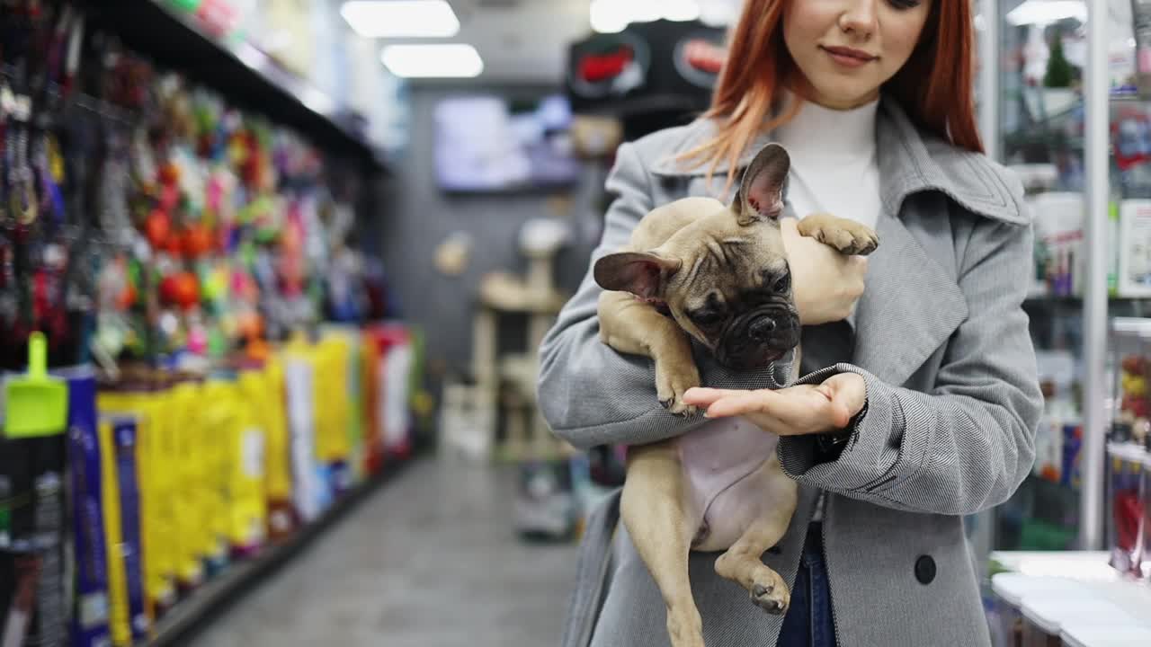 年轻女子在宠物店和她的狗视频素材