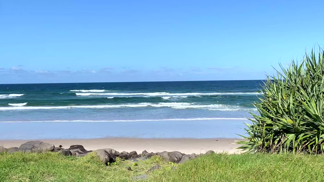 温和的波浪在巴利纳海滩翻滚视频素材