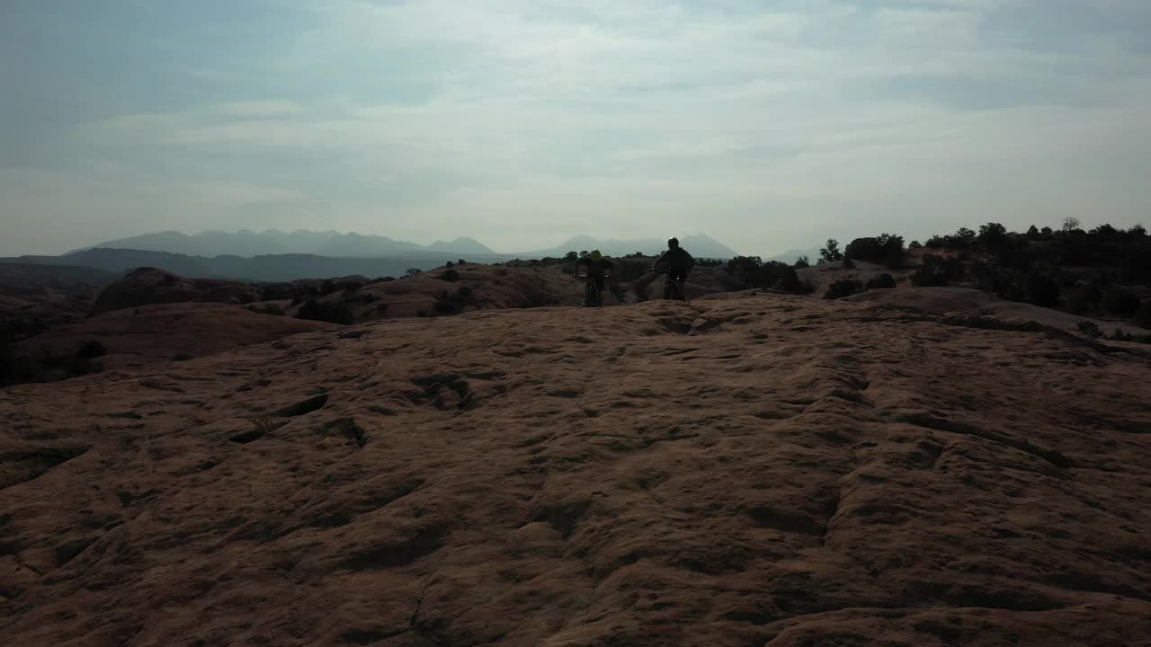 骑在山上，迷失了道路视频素材