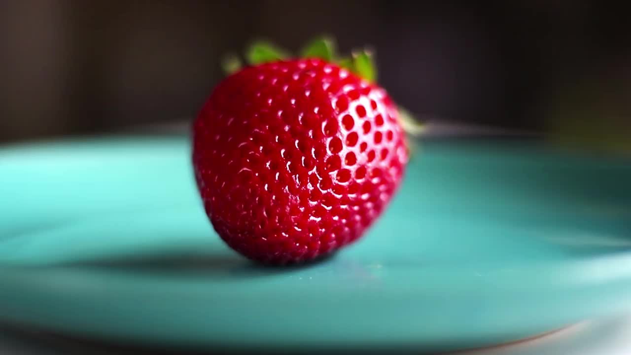 白色背景上的草莓视频下载