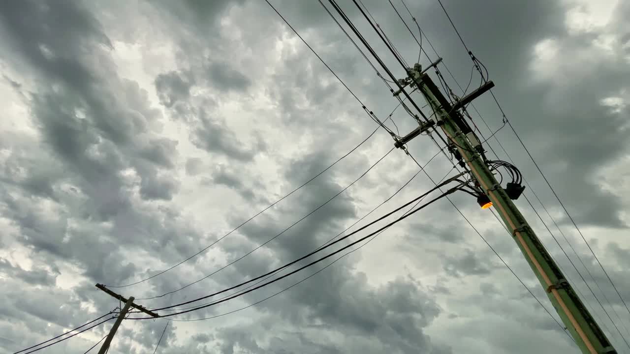 电线杆和电线杆上有威胁的暴风雨云视频素材