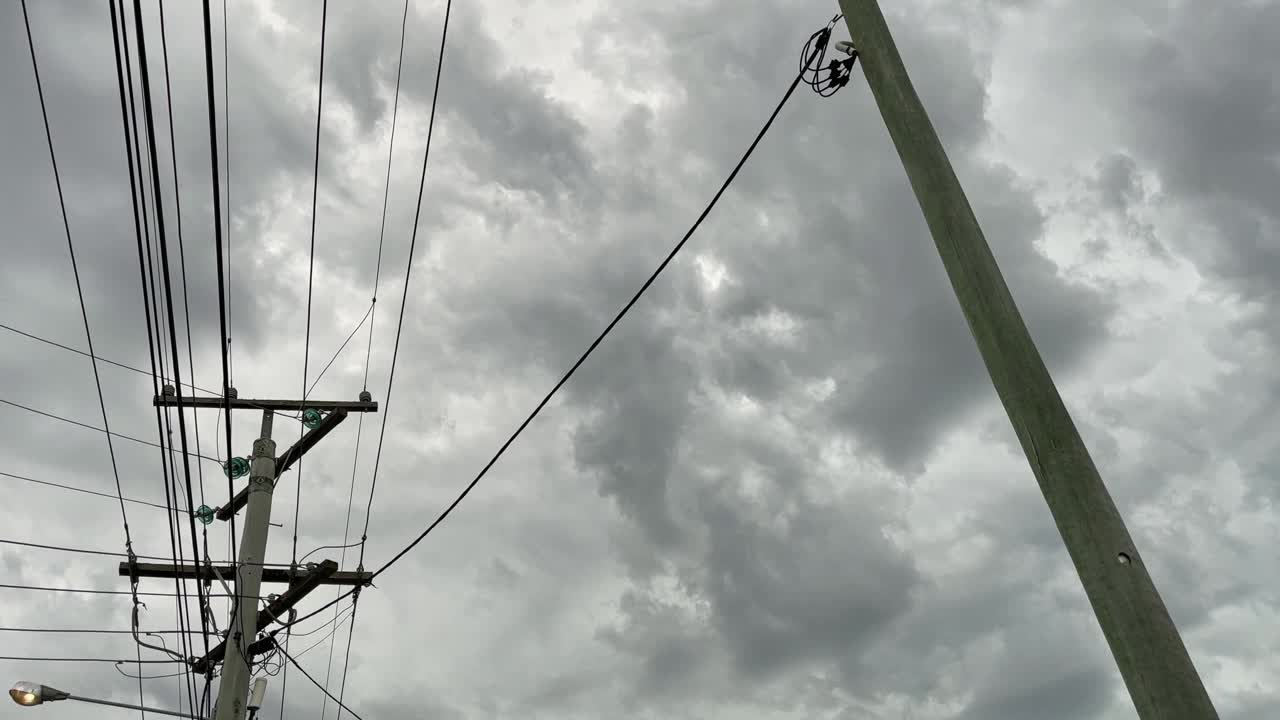 电线杆和电线杆上有威胁的暴风雨云视频素材