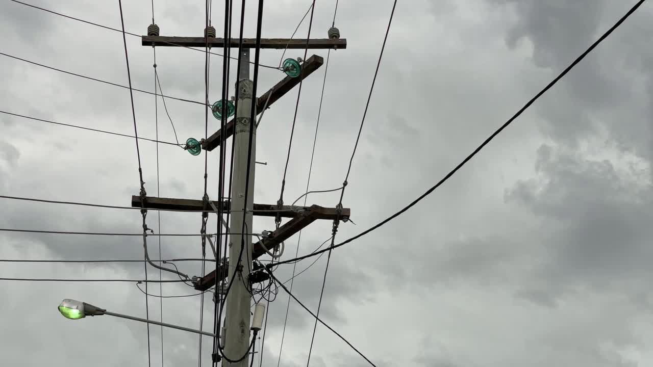 电线杆和电线杆上有威胁的暴风雨云视频素材