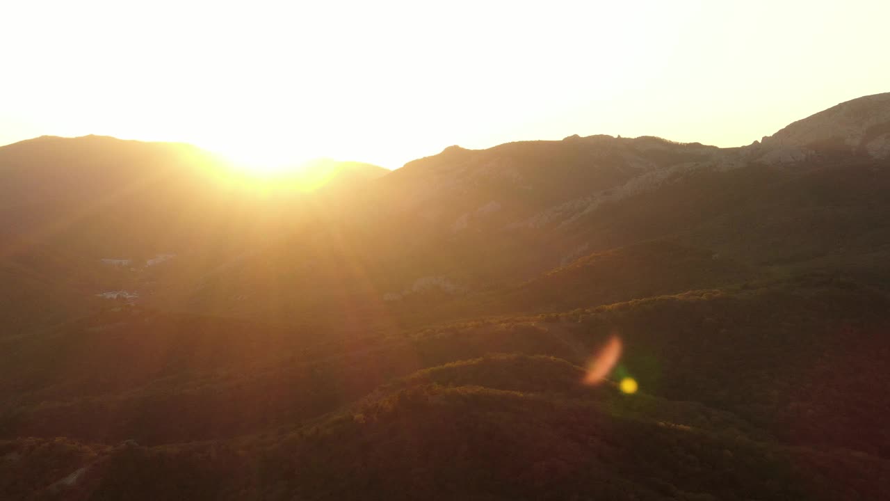 鸟瞰图的森林古老的山在日落。整座山充满了阳光和眩光。秋天。视频下载