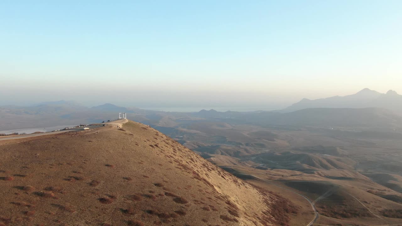 飞过藤架所在的山的斜坡。在云雾中，山谷和地平线上的大海全景。鸟瞰图。视频下载